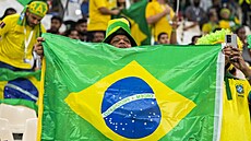 Brazilský fanouek ped zápasem s Kamerunem na mistrovství svta 2022.