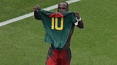 Kamerunský Vincent Aboubakar slaví gól do sít Brazílie na mistrovství svta...