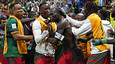 Fotbalisté Kamerunu mají radost z gólu do sítě Brazílie na mistrovství světa...