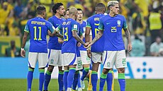 Brazilští fotbalisté slaví postup do osmifinále mistrovství světa 2022.