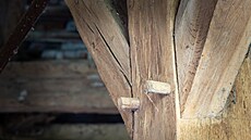 Díky tomu, �e se stodola nikdy nep�estavovala, se dochovaly dobové tesa�ské...