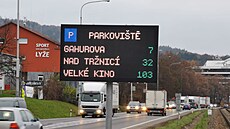 Elektronické cedule ve Zlín nov informují i o potech volných parkovacích...