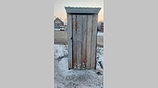 Ruská radní se v Novosibirsku pochlubila opravou dřevěného záchodu pro řidiče...