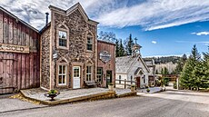 Ve westernovém msteku, kde se film odehrával, najdete ve, od vzení a po...