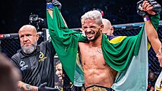 Brazilec Kaik Brito se raduje ze zisku veltrového pásu �ampiona. Ruku mu zvedá...