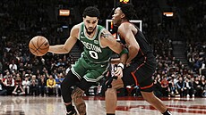 Jayson Tatum (vlevo) z Bostonu bránný Scottiem Barnesem z Toronta.