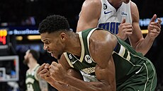 Janis Adetokunbo z Milwaukee se raduje z úspné akce v zápas s Orlandem.