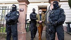 Policisté během dosud největší razie proti takzvaným Říšským občanům vyvádějí... | na serveru Lidovky.cz | aktuální zprávy