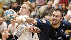 David R��a (vlevo) z Karviné se sna�í vyst�elit p�es bránícího Adnana Tufek�i�e...