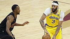 Anthony Davis (3) z Los Angeles Lakers v zápase s Cleveland Cavaliers, brání ho...