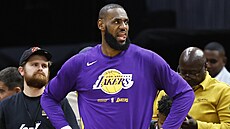 LeBron James z LA Lakers pihlíí vývoji zápasu s Cleveland Cavaliers.