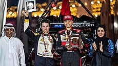 Aliyyah Kolocová s trofejí pro vít�ze na rallye v Dubaji, vedle ní její...
