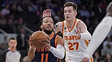 Jalen Brunson (11) z New York Knicks útoí v zápase s Atlanta Hawks, brání ho...