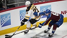 Derek Forbort (vlevo) z Boston Bruins útoí v zápase s Colorado Avalanche,...