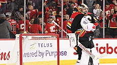 Dan Vlada slaví výhru Calgary Flames.