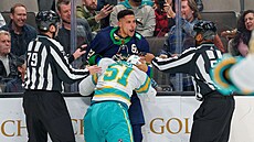 Dakota Joshua (naho�e) z Vancouver Canucks a Radim �imek ze San Jose Sharks se...