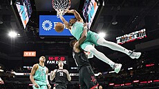 Keldon Johnson ze San Antonio Spurs smeuje do koe Houston Rockets, fauluje ho...
