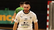 Karvinský křídelník Denis Harabiš se raduje z gólu.