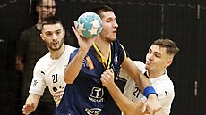 Denis Harabi� sleduje, jak jeho karvinský spoluhrá� Patrik Fulnek v pohárovém...