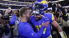 Baker Mayfield (vpravo) z Los Angeles Rams slaví s trenérem Seanem McVayem.