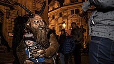 Krampusové �ádili i v Praze kolem Karlova mostu.(5. prosince 2022)