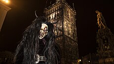 Krampusáci �ádili i v Praze v okolí Karlova mostu. (5. prosince 2022)