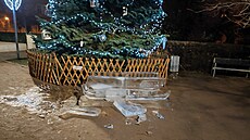 Neznámý vandal poničil ledovou sochu v Plzni na Doubravce. Děti se z ní...