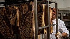 ezník kontroluje slaninu na farm v Tiszaeszláru v Maarsku (2. prosince 2022)