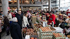 Nákup potravin na jedné z budapešťských tržnic (3. prosince 2022)