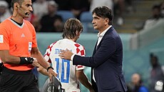 Chorvatský kapitán Luka Modri si pi stídání v zápase s Japonskem podává ruku...