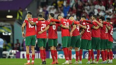 Maročtí fotbalisté napjatě sledují exekutora při rozstřelu se Španělskem.