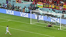panlský fotbalista Pablo Sarabia (vlevo) pálí pi penaltovém rozstelu do...