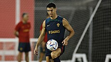 Cristiano Ronaldo na tréninku portugalské fotbalové reprezentace v Dauhá (8....