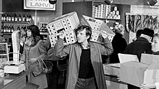Jaromír Hanzlík v seriálu ena za pultem (1977)
