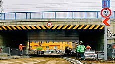 Nezvyklá oprava mostu poutá poslední dny pozornost v Brně. Podjezd pod...
