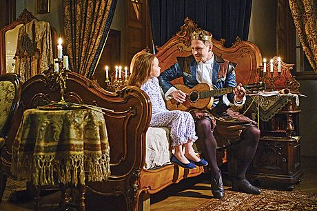 Tatínek král (Tomá Klus) s dcerou Johankou v podání Valentýny Bekové.