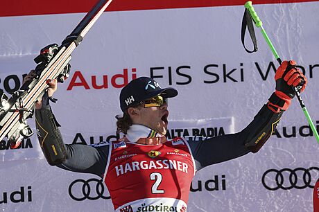 Norský lya Lucas Braathen slaí vítzství v obím slalomu v Alta Badii.