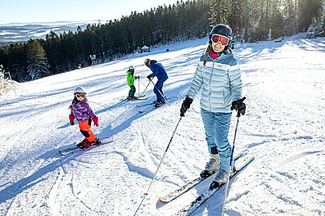 Rodinné víkendové lyování je letos ve Skiareálu Lipno o 20 % levnjí