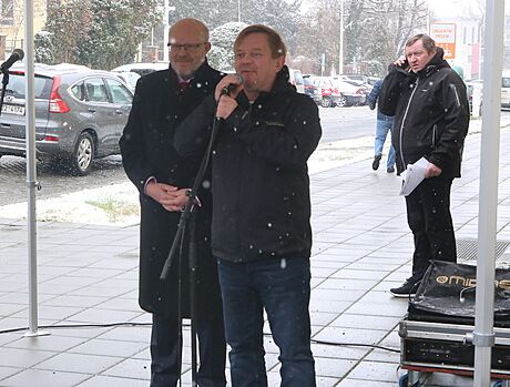 Herec Petr tvrtníek (u mikrofonu) je mediální tváí okovací kampan proti...