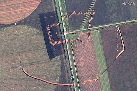 Ruské obranné linie v Chersonské oblasti na satelitních snímcích spolenosti...