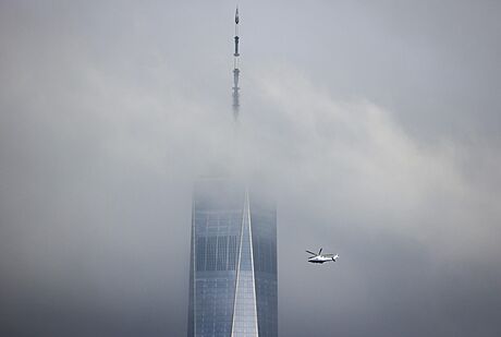 Helikoptéra letící nad Dolním Manhattanem poblí mrakodrapu One World Trade...