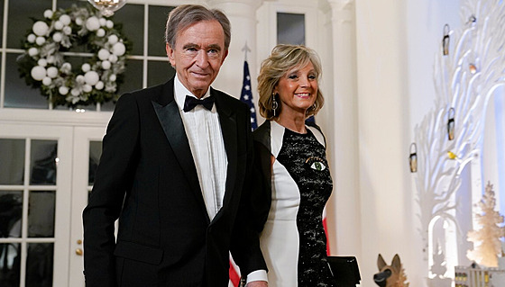 Bernard Arnault s man�elkou p�icházejí na ve�e�i s americkým prezidentem v...