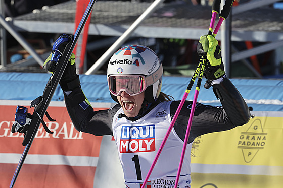 Italka Marta Bassinová slaví vítzství v obím slalomu v Sestriere.