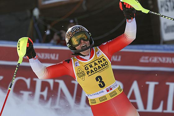 výcarská lyaka Wendy Holdenerová se raduje z vítzství ve slalomu v...