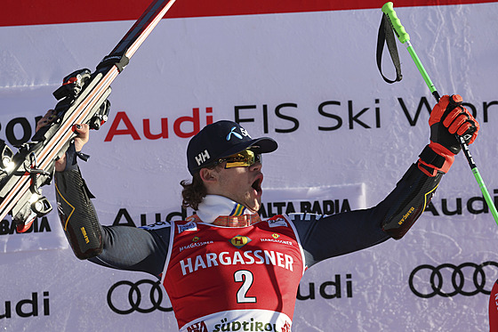 Norský lya Lucas Braathen slaí vítzství v obím slalomu v Alta Badii.