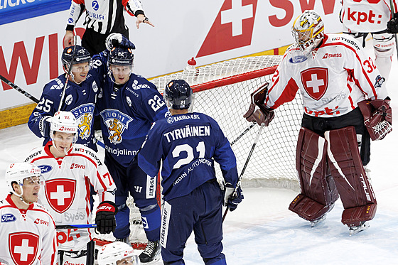 Fintí hokejisté slaví branku proti výcarsku na výcarských hokejových hrách.