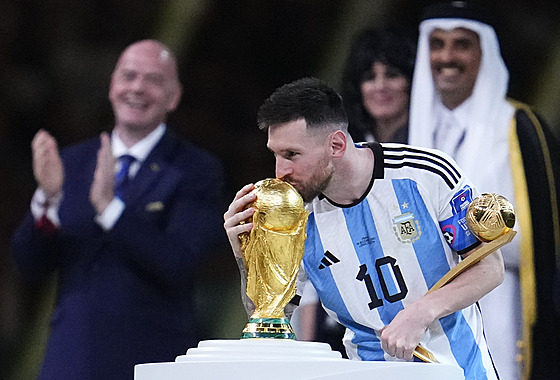 Argentinský útoník Lionel Messi líbá trofej pro vítze mistrovství svta. (18....