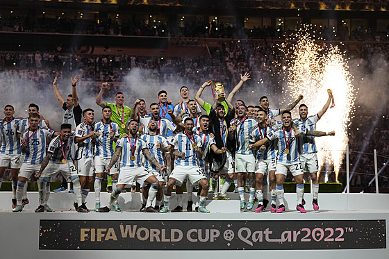 Argentinští fotbalisté slaví vítězství na mistrovství světa. (18. prosince 2022)