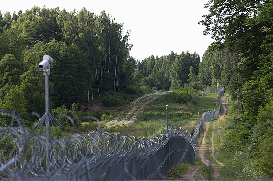 Bezpenostní kamery sledují plot z ostnatého drátu na hranici mezi Litvou a...
