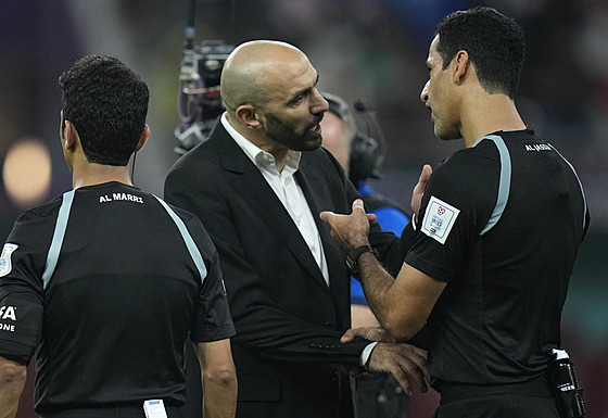 Marocký trenér Valíd Radraduí diskutuje s rohodími bhem utkání proti...